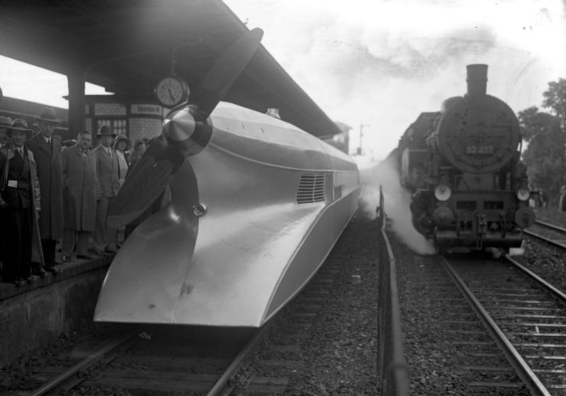 Illustration for article titled The Zeppelin Train, The Aerotrain And Other Classic Streamlined Trains